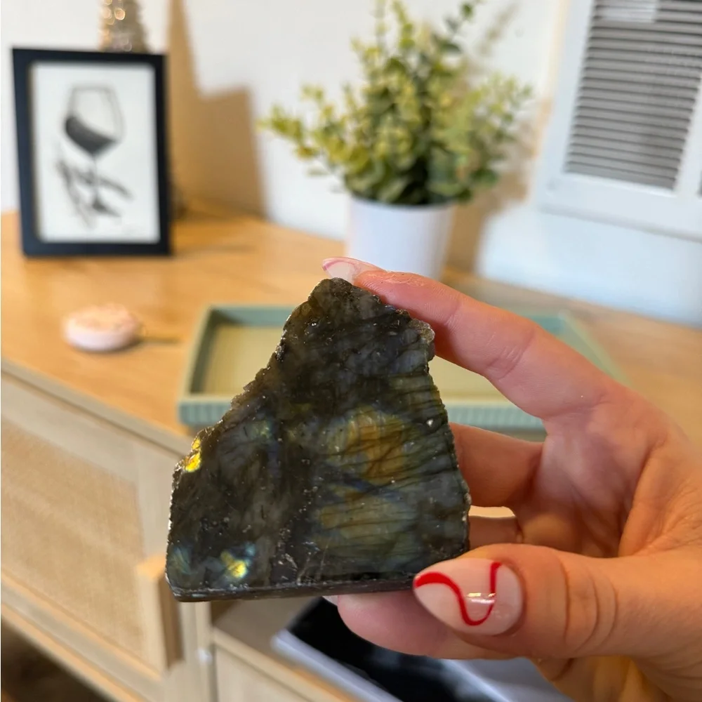 Iridescent Labradorite Stone - Picture 6 of 8